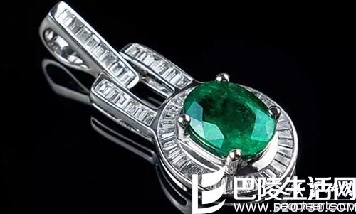 老凤祥中国风18K白祖母绿镶嵌挂件 老凤祥中国风18K白祖母绿镶嵌挂件