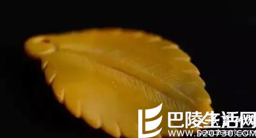 战国红玛瑙精品雕件树叶吊坠图片欣赏