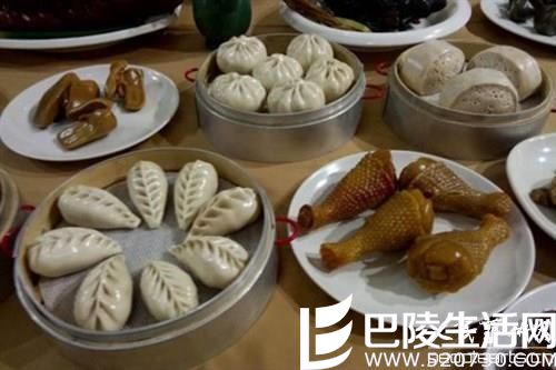 用价值2000多万人民币玉石雕刻而成的一桌满汉全席【高... 用价值2000多万人民币玉石雕刻而成的一桌满汉全席【高...