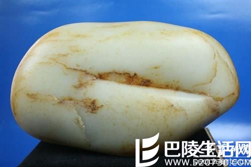 新疆和田玉与缅甸翡翠哪个好,怎么区别和田玉与翡翠 新疆和田玉与缅甸翡翠哪个好,怎么区别和田玉与翡翠