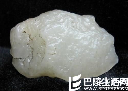 新疆和田玉与缅甸翡翠哪个好,怎么区别和田玉与翡翠 新疆和田玉与缅甸翡翠哪个好,怎么区别和田玉与翡翠