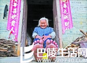 年近八旬老妇不穿鞋 怕人笑话做样子提鞋子赶集 年近八旬老妇不穿鞋 怕人笑话做样子提鞋子赶集