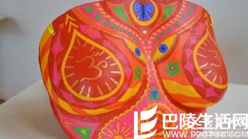  英艺术家拍卖石膏乳房模型