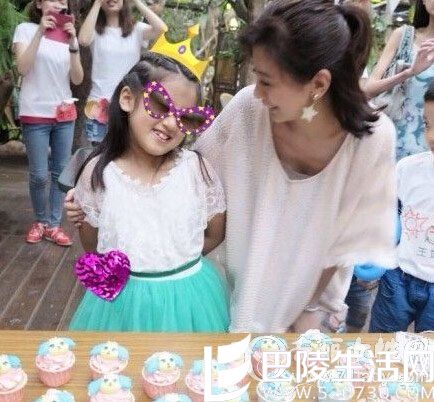 贾静雯开工晒美食 贾静雯女儿资料照片揭秘