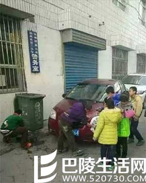 小学生给老师洗车 回应:并没有强迫他们 小学生给老师洗车 回应:并没有强迫他们