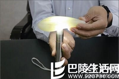 怎样用手电筒鉴别玉石品质的优劣 怎样用手电筒鉴别玉石品质的优劣