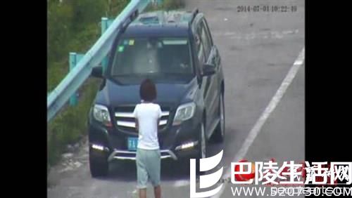 美女租豪车诈骗 吊带短裙美色诱骗司机加油钱