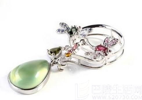 如何通过观察包裹体鉴别绿石榴石和葡萄石？