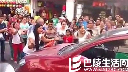 哥伦比亚一人妻当街捉奸 路人声援致交通瘫痪 哥伦比亚一人妻当街捉奸 路人声援致交通瘫痪