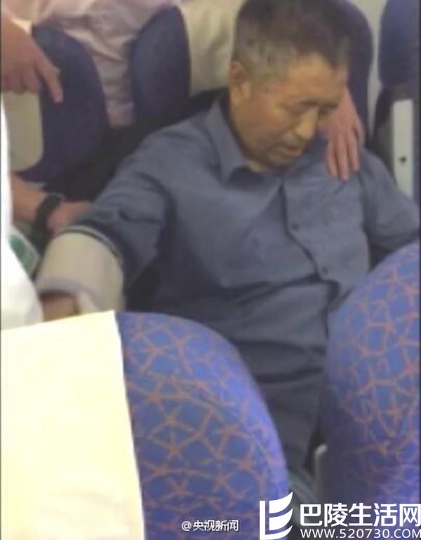 乘客吐血航班备降急救 网友：南航又呼风唤雨了