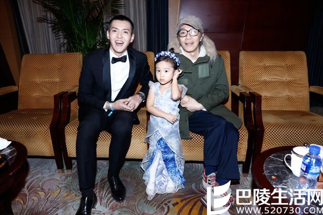 甜馨给星爷送花 (甜馨)贾云馨个人资料 甜馨给星爷送花 (甜馨)贾云馨个人资料