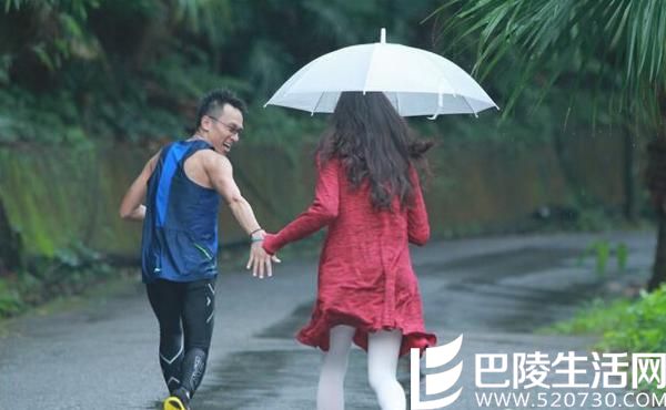 红衣女鬼陪跑马拉松 一脸苍白吓傻参赛人员 红衣女鬼陪跑马拉松 一脸苍白吓傻参赛人员