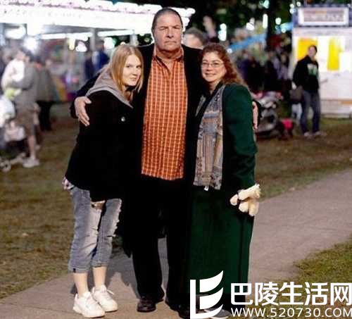 老汉婚后再娶娇妻 妻子力挺丈夫这一行为
