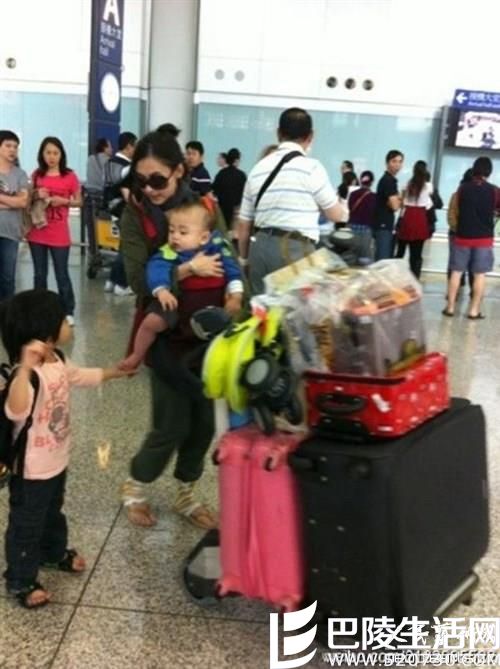 张柏芝两个爱子长成小男子汉 兄弟俩帮妈妈推行李 张柏芝两个爱子长成小男子汉 兄弟俩帮妈妈推行李