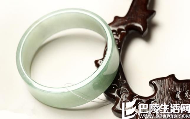 如何选购豆种翡翠手镯? 豆种翡翠的保养介绍 如何选购豆种翡翠手镯? 豆种翡翠的保养介绍