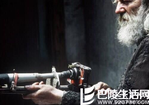 捷克摄影师用自制垃圾相机专拍其家乡裸体女性