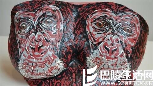  英艺术家拍卖石膏乳房模型