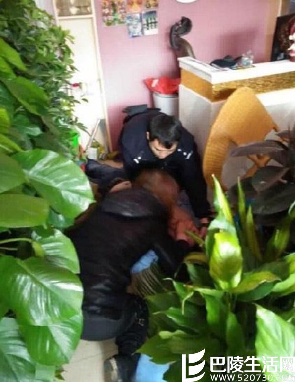 丈夫吵架后充电线上吊 只因为谁去开门引争执