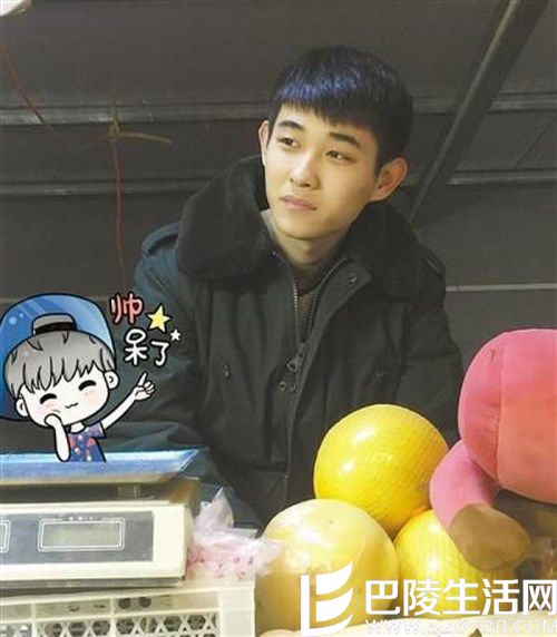 商贩酷似韩星尼坤 每天引众多大学生围观 商贩酷似韩星尼坤 每天引众多大学生围观