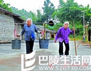 年近八旬老妇不穿鞋 怕人笑话做样子提鞋子赶集 年近八旬老妇不穿鞋 怕人笑话做样子提鞋子赶集
