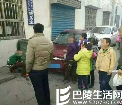 小学生给老师洗车教育局称自愿 “路人”双手插口袋围观