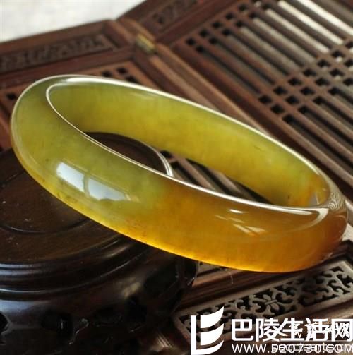 岫岩玉手镯的颜色有哪些? 岫岩玉手镯的颜色有哪些?