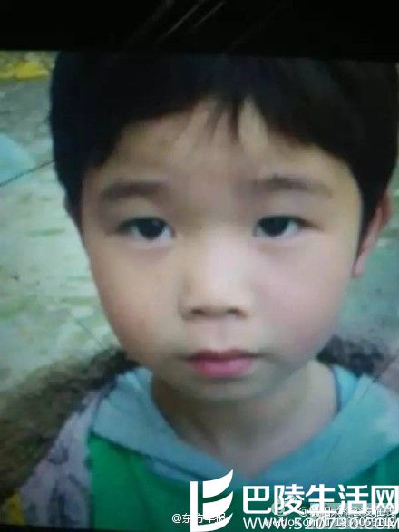 两男子骑摩托车抢走女童 被抢后女童仅露出手和脚