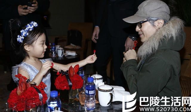 甜馨给星爷送花 (甜馨)贾云馨个人资料 甜馨给星爷送花 (甜馨)贾云馨个人资料