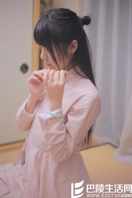 徐娇着粉裙晒照 走古风画面静好唯美 徐娇着粉裙晒照 走古风画面静好唯美