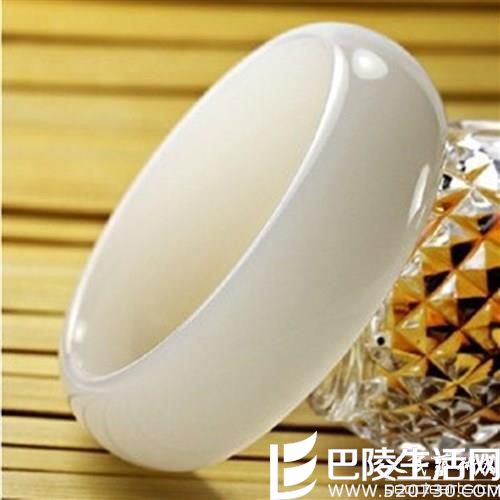 　一般昆仑玉戴哪只手比较好？