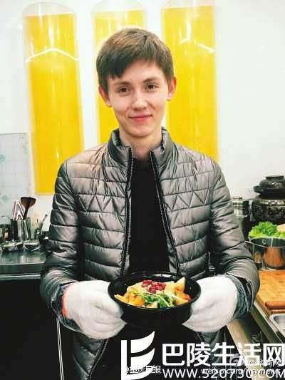 俄罗斯学生送臭豆腐向中国女孩表白 俄罗斯学生送臭豆腐向中国女孩表白