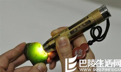 怎样用手电筒鉴别玉石品质的优劣 怎样用手电筒鉴别玉石品质的优劣