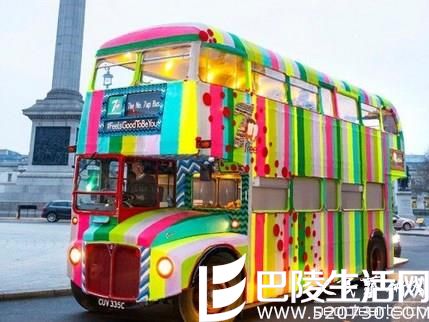 艺术家为公交车编织出美丽的毛衣