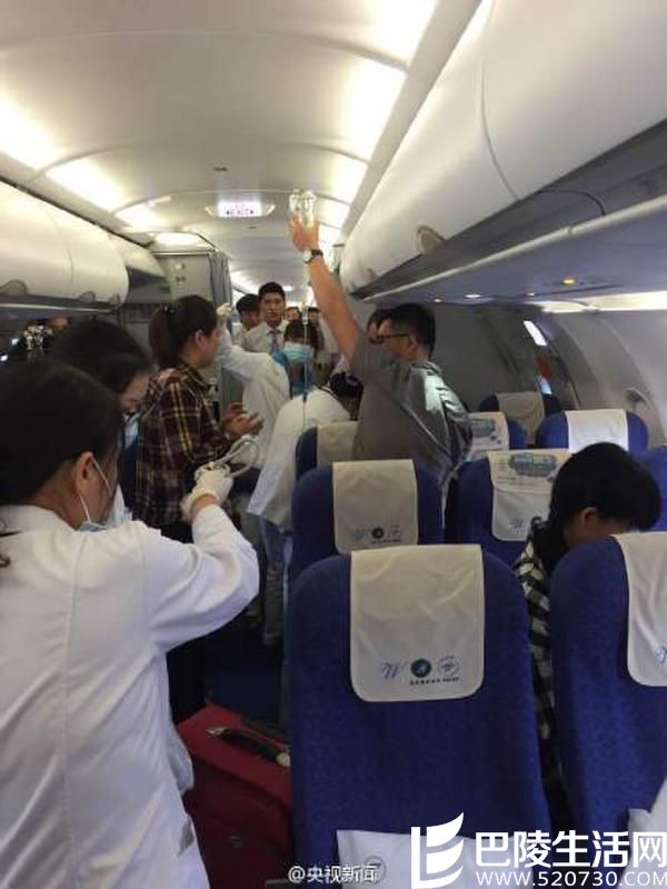 乘客吐血航班备降急救 网友：南航又呼风唤雨了