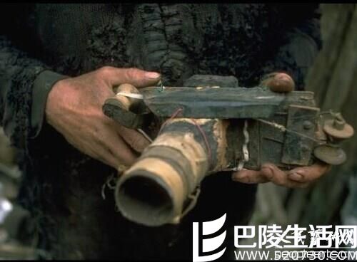 捷克摄影师用自制垃圾相机专拍其家乡裸体女性