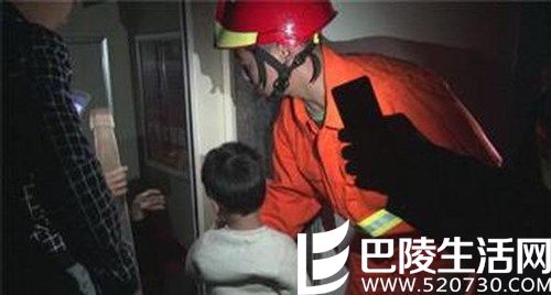 电梯故障一家3口被困 丈夫掰电梯门才得救 电梯故障一家3口被困 丈夫掰电梯门才得救