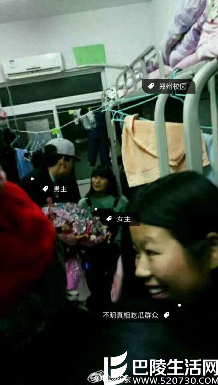 男生冲女宿舍表白 女学生都没来得及穿衣服 男生冲女宿舍表白 女学生都没来得及穿衣服