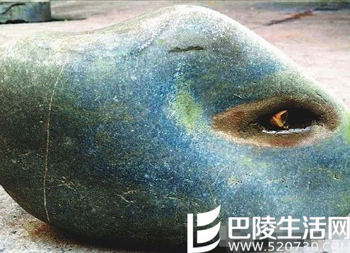 男子江边捡到奇石 面目清晰似人流泪 男子江边捡到奇石 面目清晰似人流泪