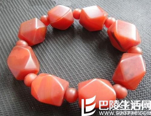 精美的清代八棱玛瑙手串组图鉴赏 精美的清代八棱玛瑙手串组图鉴赏