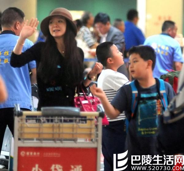 王艳素颜现身机场  王艳儿子球球个人资料介绍