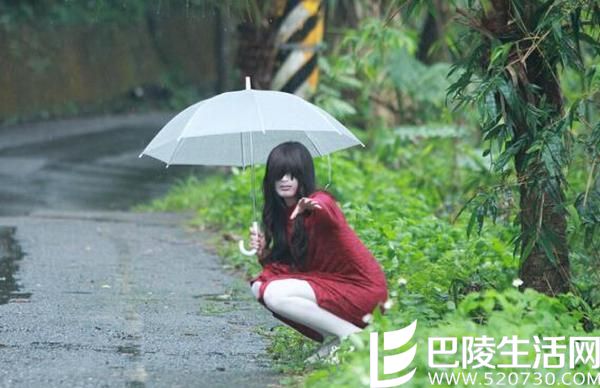 红衣女鬼陪跑马拉松 一脸苍白吓傻参赛人员 红衣女鬼陪跑马拉松 一脸苍白吓傻参赛人员