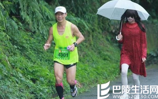 红衣女鬼陪跑马拉松 一脸苍白吓傻参赛人员 红衣女鬼陪跑马拉松 一脸苍白吓傻参赛人员