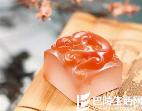 精美的极品冰飘南红玛瑙雕件赏析