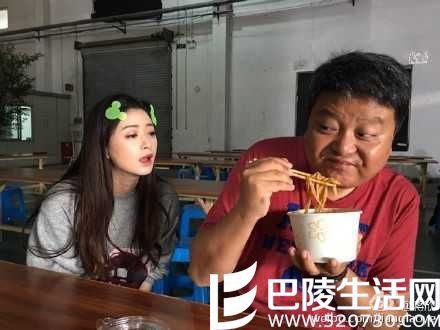 网红蒋欣逼疯导演成呆萌吃货 导演欲哭无泪 网红蒋欣逼疯导演成呆萌吃货 导演欲哭无泪