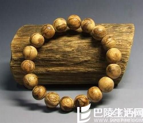 你知道女人佩戴沉香手串有哪些好处吗？
