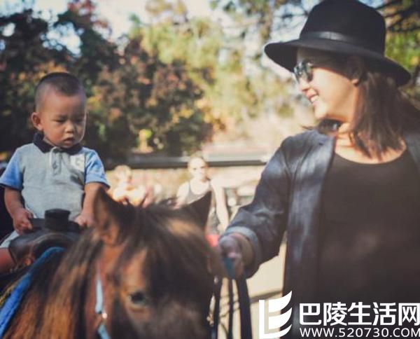 何洁带儿子骑马被误会 何洁老公赫子铭背景介绍 何洁带儿子骑马被误会 何洁老公赫子铭背景介绍