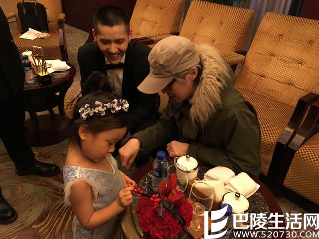 甜馨给星爷送花 (甜馨)贾云馨个人资料 甜馨给星爷送花 (甜馨)贾云馨个人资料