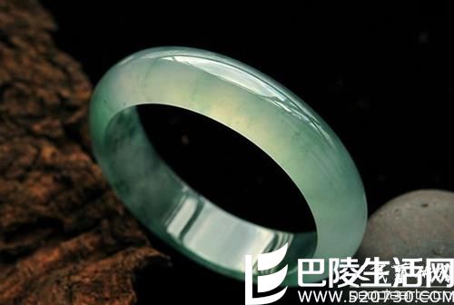 带玉镯有什么好处?玉手镯的鉴别方法之光照法 带玉镯有什么好处?玉手镯的鉴别方法之光照法
