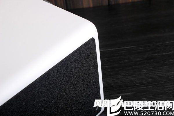 箱体底部有一张块吸震海绵 箱体底部有一张块吸震海绵