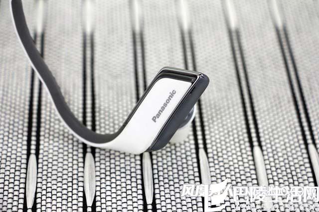 耳机背面带有品牌LOGO